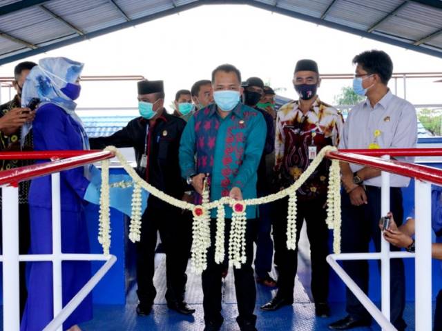PERESMIAN: Peresmian WTP dan E-Chanel Mandiri Syariah ditandai dengan penandatanganan prasasti dan penandatanganan kerja sama PDAM Bersujud dengan PT Bank Syariah Mandiri serta pemotongan pita oleh Bupati Tanbu H Sudian Noor.