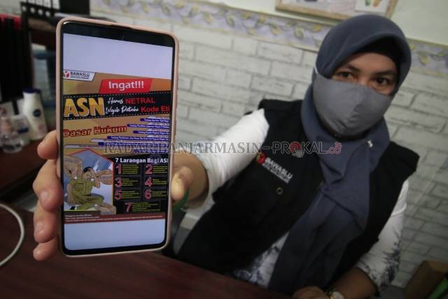 MASIH NIHIL: Komisioner Bawaslu Banjarbaru, Normadina menunjukkan visual imbauan dari gawainya terkait netralitas ASN selama tahapan Pilkada.  | Foto: Muhammad Rifani/Radar Banjarmasin