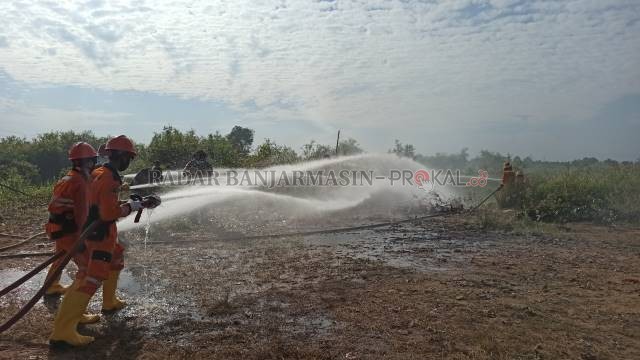 PERLU RELAWAN: Para relawan saat melakukan simulasi pemadaman ke-bakaran lahan di kawasan Guntung Damar,Banjarbaru beberapa waktu lalu. |  FOTO: SUTRISNO/RADAR BANJARMASIN