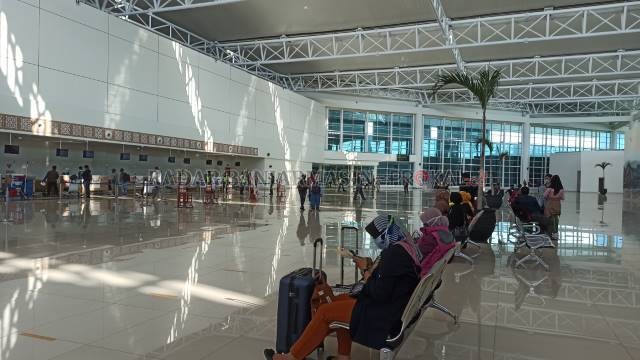 MASIH PAKAI RAPID TEST: Suasana di Bandara Internasional Syamsudin Noor beberapa waktu lalu. Otoritas bandara dan Kantor Kesehatan Pelabuhan (KKP) Banjarmasin menegaskan bahwa syarat hasil pemeriksaan rapid test bagi penumpang pesawat masih berlaku. | Fot