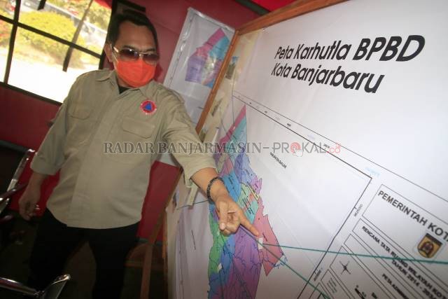 ANCAMAN KARHUTLA: Kepala Pelaksana BPBD Kota Banjarbaru, Zaini Syharanie menunjukkan titik-titik rawan Karhutla di wilayah Kota Banjarbaru di posko terpadu Karhutla Jln Trikora Banjarbaru. | Foto: Muhammad Rifani/Radar Banjarmasin