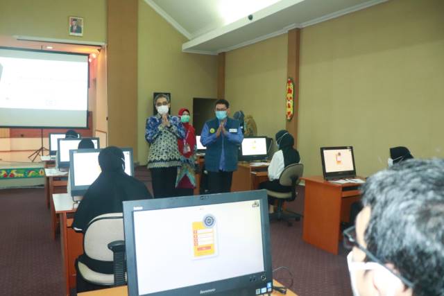 SELEKSI: Wakil Wali Kota Banjarbaru H Darmawan Jaya Setiawan didampingi Kepala BKPP Kota Banjarbaru Sri Lailana, Sabtu (12/9) tadi meninjau pelaksanaan Seleksi Kompetensi Bidang (SKB) untuk Calon Pegawai Negeri Sipil (CPNS) 2019 di Kantor Regional VIII Ba