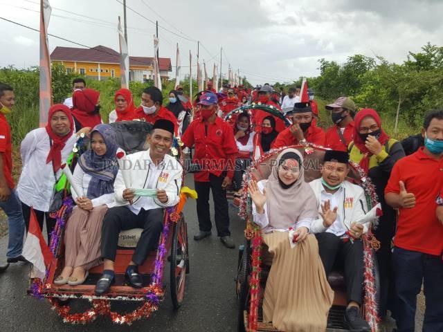 PAKAI BECAK : SHM dan MAR didampingi istri, mendaftar ke KPU Tanbu diantar pakai becak. | Foto: Karyono/Radar Banjarmasin