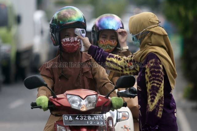 BAKAL DIDENDA: Masyarakat di Banjarbaru yang tidak menerapkan atau melanggar protokol kesehatan seperti tanpa masker dan tidak menerapkan physical distancing bakal disanksi hingga denda sesuai Perwali no 27 tahun 2020. | Foto: Muhammad Rifani/Radar Banjar