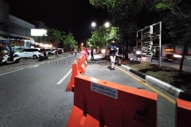 DIROMBAK: U-turn di Jalan Hasan Basry dirombak karena dikhawatirkan memicu kecelakaan lalu lintas. Foto diambil pada Sabtu (12/9) malam. | Foto: Wahyu Ramadhan/Radar Banjarmasin