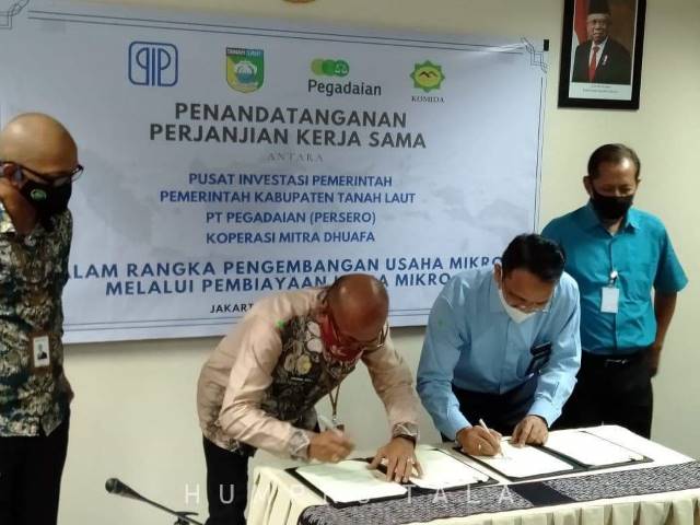 PENANDATANGANAN: Sekda Tala Dahnial Kifli melakukan penandatangan MoU dengan Direktur Kerja sama Pendanaan dan Pembiayaan PIP, Muhammad Yuf dan Kepala Divisi Produk Mikro PT Pegadaian, Fidusia dan Ketua Koperasi Komida Slamet Riyadi.