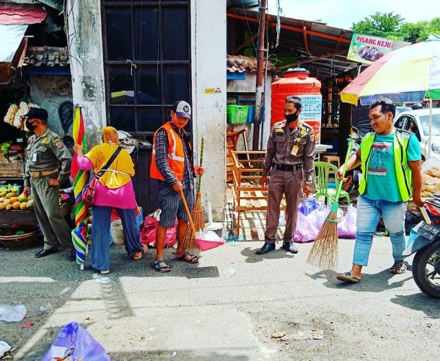 GARA-GARA MASKER: Sejumlah warga diberikan sanksi sosial berupa membersihkan sampah di kawasan Pasar Bauntung Banjarbaru beberapa waktu lalu. Perwali tentang sanksi dan denda bagi pelanggar protokol kesehatan belum memungut denda. | Foto: Satpol PP Banjar