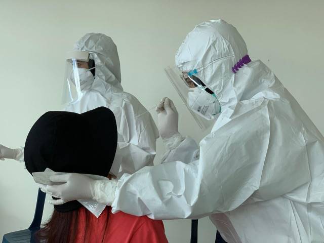 TES USAP: Petugas Dinas Kesehatan Banjarmasin mengambil sampel swab dari penumpang di Bandara Syamsudin Noor di Banjarbaru. | Foto: DINAS KESEHATAN BANJARMASIN FOR RADAR BANJARMASIN