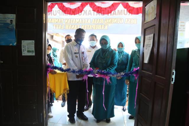 PERESMIAN: Bupati Tala Sukamta didampingi Istri Nurul Himkah meresmikan Rumah Dataku di Desa Gunung Raja.