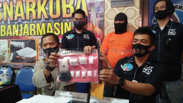 RATUSAN GRAM: Barang bukti berupa sembilan paket sabu dengan berat 200 gram yang disita dari tangan Maulidi. | FOTO: MAULANA/RADAR BANJARMASIN