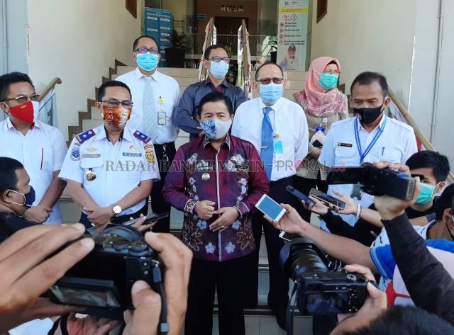 PENGUMUMAN: Wali Kota Banjarmasin, Ibnu Sina bersama Dewan Pengawas dan Direksi PDAM Bandarmasih. Mengumumkan pencabutan tarif minimal 10 meter kubik di kantor utama PDAM di Jalan Ahmad Yani kilometer 2,5, kemarin. | FOTO: WAHYU RAMADHAN/RADAR BANJARMASIN