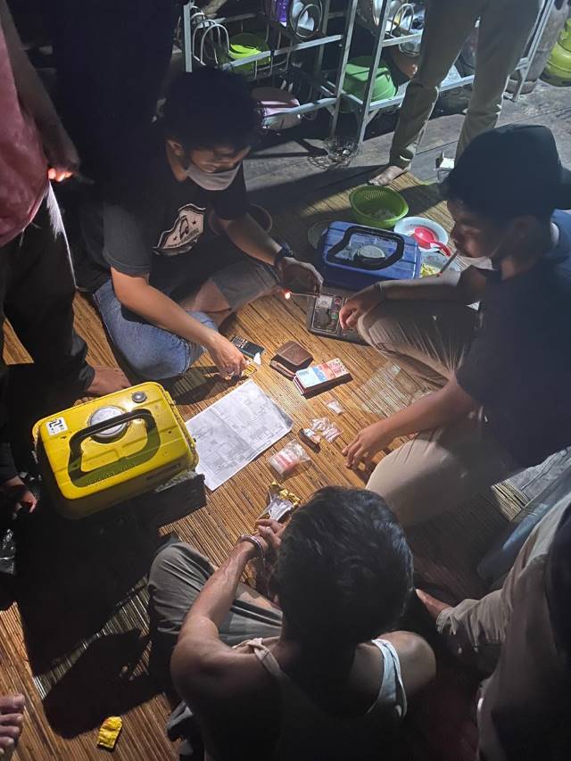 APES: Hamran (50) memakai kaos singlet dengan tangan terborgol, saat diinterogasi petugas Satres Narkoba Polres HSU  di kediamannya di Desa Tuhuran Kecamatan Haur Gading Selasa (15/9) malam. | Foto: Polres HSU untuk Radar Banjarmasin