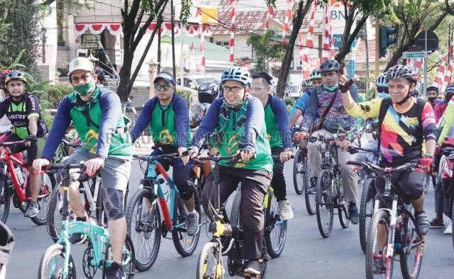 GOWES: Ibnu Sina ketika melakukan gowes bareng beberapa waktu yang lalu. Karena pandemi, Harjad Banjarmasin ke-494 tahun ini juga rencananya hanya akan dirayakan dengan bersepeda bersama. | Foto: Dok/Radar Banjarmasin