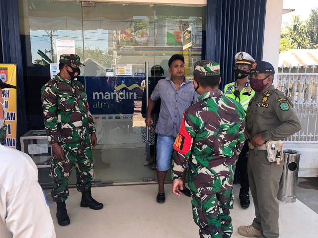 APARAT GABUNGAN: Salah satu warga yang ketahuan tidak memakai masker saat beraktivitas ke salah satu perbankan di Kabupaten Tapin. | Foto Satpol PP For Radar Banjarmasin