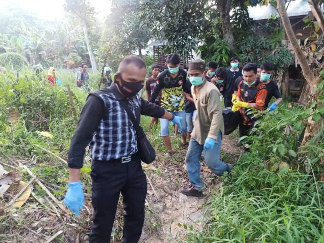 TEMUAN: Anggota Polres HSU saat mendatangi temuan mayat diketahui bernama Radi (25) yang dilaporkan hilang di Desa Kandang Halang. | Foto: Ist untuk Radar Banjarmasin