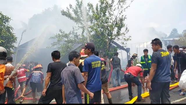 KEBAKARAN: Peristiwa kebakaran menjelang salat Jumat (18/9) di Desa Muara Tapus Kecamatan Amuntai Tengah, menghanguskan enam bangunan. | Foto: Ist untuk Radar Banjarmasin
