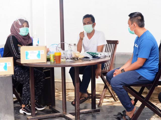 TAK BEDAKAN STATUS: Syafruddin H Maming (SHM) menerima warga yang bertamu ke rumahnya di Jalan Cappa Padang, Tanah Bumbu.