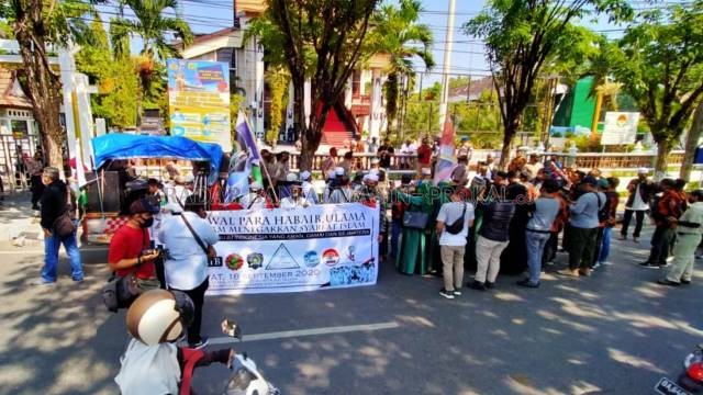 UNJUK RASA: Massa dari gabungan berbagai ormas Islam berorasi di depan gedung DPRD Kalsel di Jalan Lambung Mangkurat. | Foto: Endang Syarifuddin/Radar Banjarmasin
