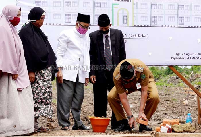 AWALI PEMBANGUNAN: Wabup Tanbu H Ready Kambo melakukan peletakan batu pertama tanda dimulainya pembangunan Ponpes Darul Hijrah cabang yang ke-4 di  Desa Sarigadung Kecamatan Simpang Empat. (Foto Diskominfo Tanbu For Radar Banjarmasin).