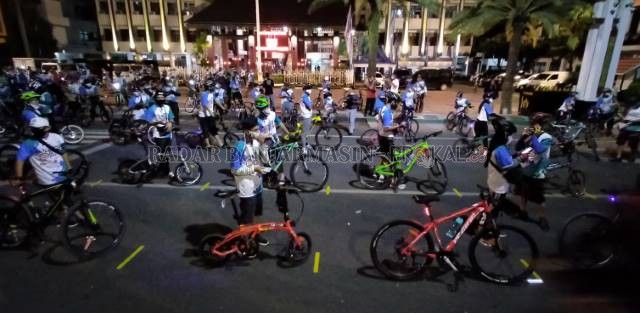 GOWES MALAM: Peserta Banjarmasin Night Ride di garis start Balai Kota di Jalan RE Martadinata. | FOTO: ENDANG SYARIFUDDIN/RADAR BANJARMASIN