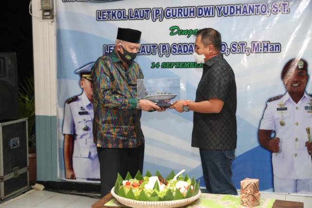 CENDERAMATA: Penyerahan cenderamata oleh Danlanal yang lama Letkol Laut (P) Guruh Dwi Yudhanto kepada Wakil Bupati Tanah Bumbu H Ready Kambo.