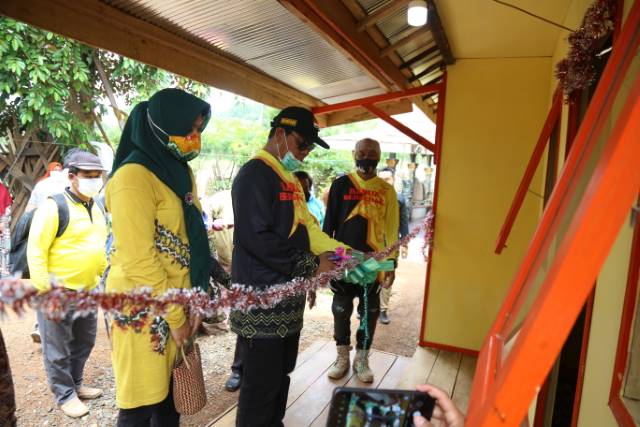 POTONG PITA: Gubernur Kalsel Paman Birin didampingi Sekda Tala Dahnial Kifli memotong pita di Politeknik Tala.