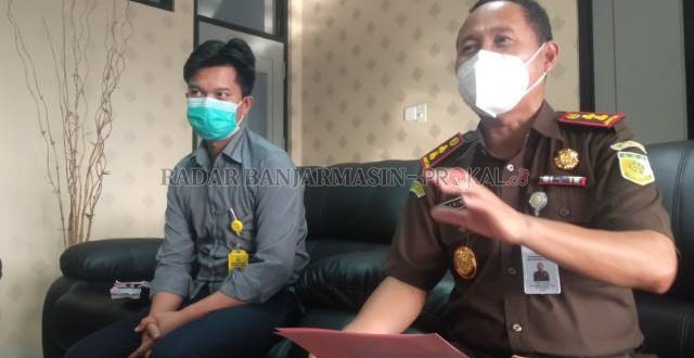 HASIL PERSIDANGAN: Kejari HST, Trimo (kanan) dan Jaksa Penuntut Umum, Ari Pratama (kiri) saat menyampaikan hasil persidangan kepada wartawan, Selasa (22/9). | FOTO: JAMALUDIN/RADAR BANJARMASIN