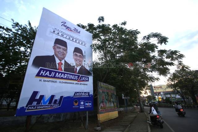 BAKAL DITURUNKAN: Jika masuk masa kampanye, nanti baliho-baliho promosi dari para kandidat bakal diturunkan dan diganti oleh APK resmi dari KPU. KPU sendiri hanya menyediakan lima baliho untuk tiap-tiap paslon. | Foto: Muhammad Rifani/Radar Banjarmasin