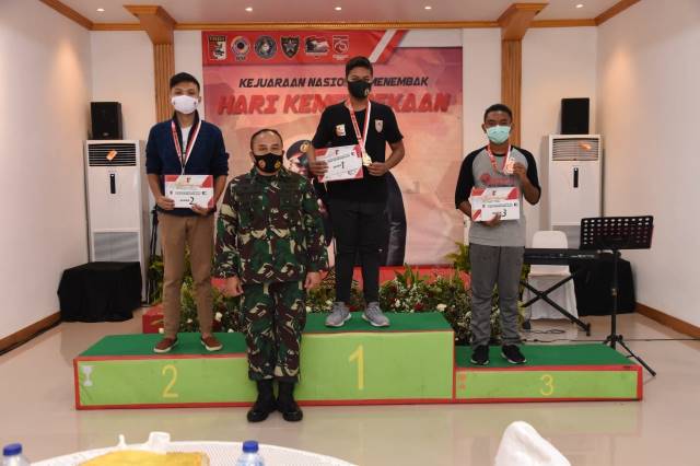 PODIUM PERTAMA: Reagen Hakim Wibowo menjadi satu-satunya peraih medali emas di Kejurnas Menembak Hari Kemerdekaan 2020 di Jakarta.