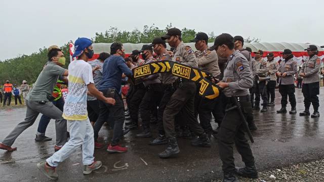 PENGAMANAN: Aparat Polres Balangan menggelar simulasi pengamanan Pilkada 2020. | FOTO: WAHYUDI/RADAR BANJARMASIN