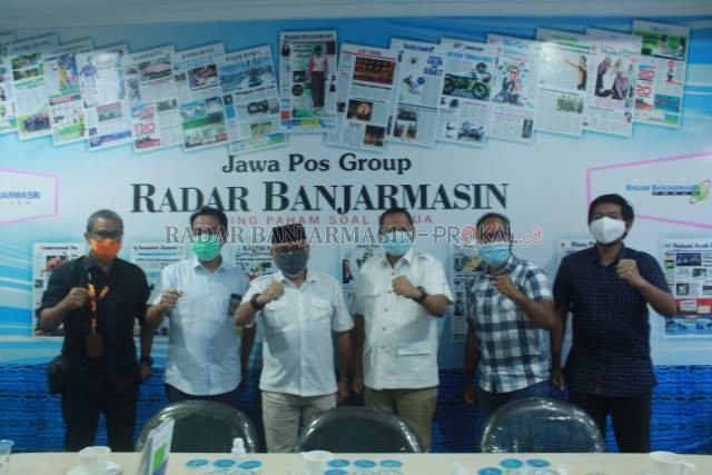 SILATURAHMI: Pasangan Bakal Calon Wali Kota dan Wakil Wali Kota Banjarmasin H Abdul Haris Makkie - Ilham Noor saat berkunjung ke Kantor Pusat Radar Banjarmasin, kemarin (22/9). | FOTO: SUTRISNO/RADAR BANJARMASIN
