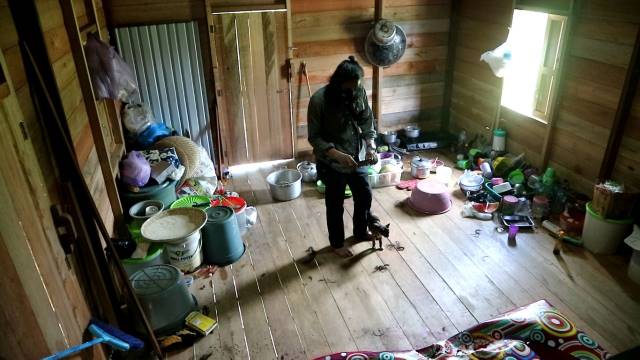 LOKASI: Di dapur rumah inilah, jasad Latifah ditemukan terbaring dengan luka menganga.