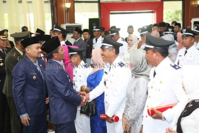 PEMILIHAN KADES: Prosesi pelantikan 52 Kepala Desa di Kabupaten Tala beberapa bulan yang lalu sebelum pandemi. Tahun ini, pemilihan kades baru terpaksa ditunda karena kasus positif Covid-19 masih sangat tinggi. | Foto: Dokumen Radar Banjarmasin