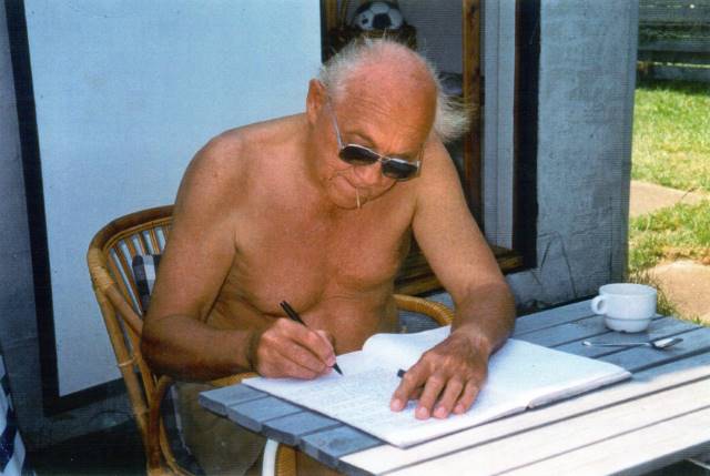 GERAH: Mengenakan kacamata hitam, menggigit tusuk gigi dan bertelanjang dada, Kai Asing menulis naskah penelitian jukung di rumahnya di Banua Anyar, Banjarmasin Timur. | FOTO: DOKUMEN PRIBADI ERIK PETERSEN