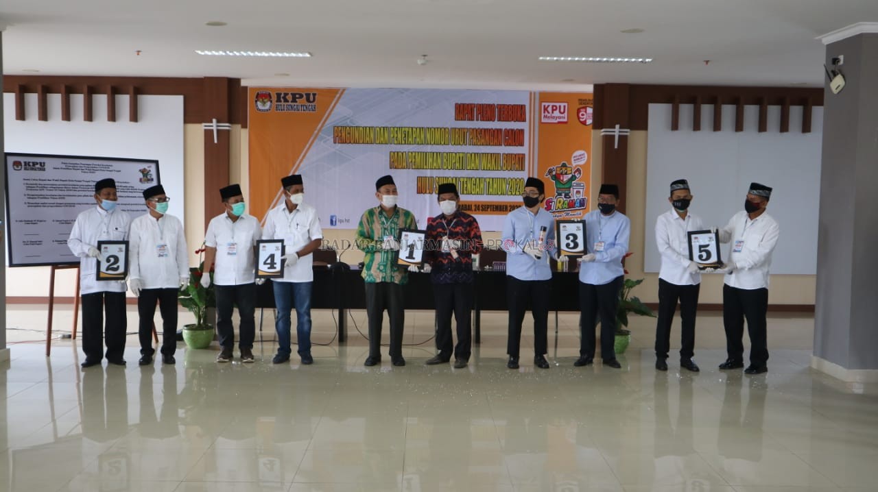 TUNJUKAN NOMOR: Lima kandidat Calon Bupati dan Wakil Bupati HST menunjukkan nomor urut di Pilkada HST. | Foto: Jamaluddin/Radar Banjarmasin