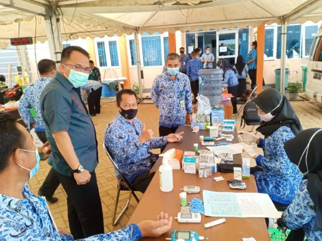 CEK KESEHATAN: Dinas Kesehatan Tanbu melakukan pemeriksaan kesehatan penyakit tidak menular (PTM) sekaligus screening kesehatan yang difokuskan kepada ASN dan honorer yang dipantau langsung oleh Bupati Tanah Bumbu H Sudian Noor, di Sekretariat Gugus Tugas