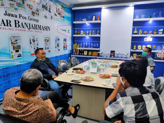 SAMBUTAN HANGAT: Awaludin saat diterima Direktur Radar Banjarmasin Suriansyah Achmad, Kamis tadi. | FOTO: SUTRISNO/RADAR BANJARMASIN