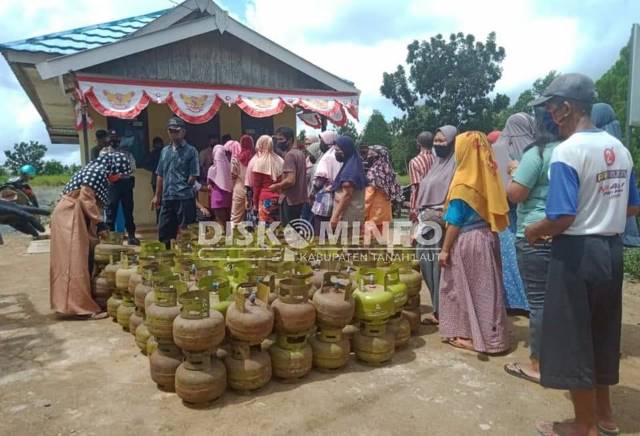 DISERBU: Operasi pasar tabung gas LPG 3 kilogram di serbu warga Batu Ampar, setelah operasi pasar yang dilaksanakan oleh Diskopdag.