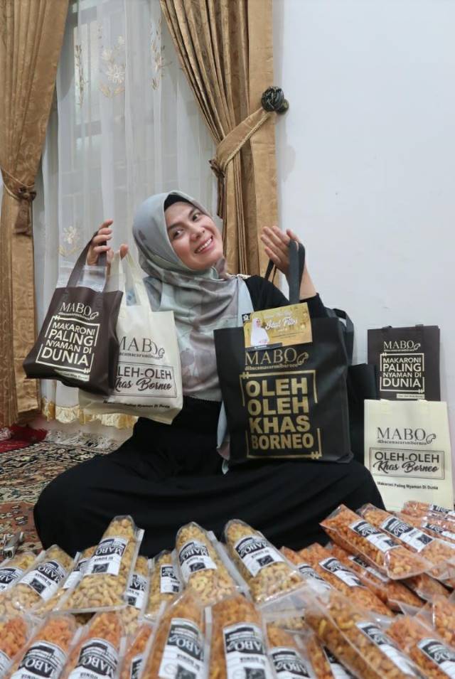 ENDORSE: Hj Ananda yang rajin endorse untuk membantu pelaku UMKM