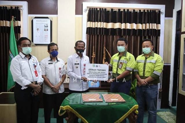 HIBAH: Bupati Tala Sukamta menerima hibah dari PT Arutmin Site Asam- Asam.