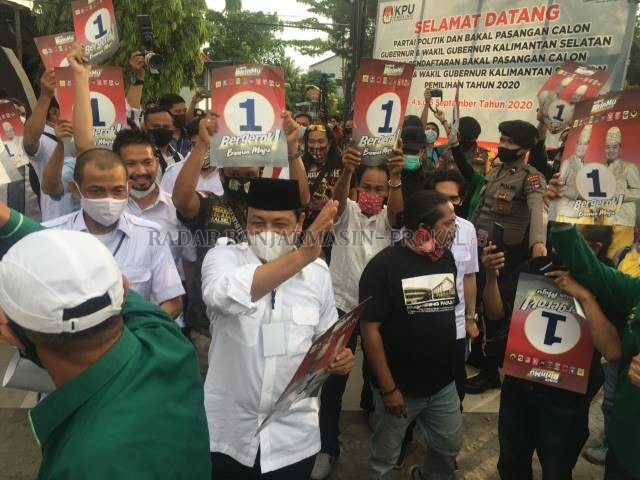 MASIH SIAPKAN DESAIN: Kandidat gubernur petahana Sahbirin Noor melambaikan tangan kepada pendukungnya di luar gedung KPU, (24/9). KPU meminta calon menyerahkan desain alat peraga kampanye. | FOTO: DOK/RADAR BANJARMASIN