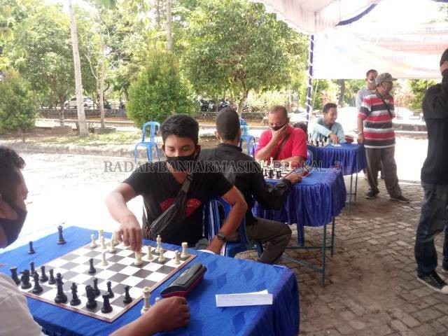 PAKAI MASKER: Kejuaraan Catur Hari Jadi Kota Banjarmasin ke-494 di Taman ULM Banjarmasin dilaksanakan dengan menerapkan protokol kesehatan. | FOTO: FAUZAN RIDHANI/RADAR BANJARMASIN