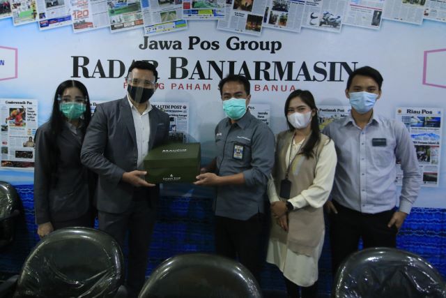 SELAMAT ULTAH: Departemen Head PT Adaro Energy Indonesia Kantor Perwakilan di Banjarbaru, Abdurrahman menyerahkan kue ultah kepada Dirut Radar Banjarmasin Suriansyah Achmad. | FOTO: TATAS DWI UTAMA/RADAR BANJARMASIN