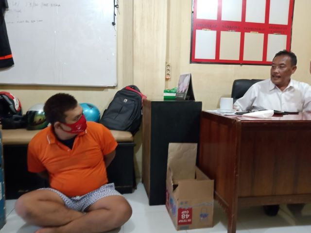 TUKANG TIPU: Shinchan alias Gusti Rafi i ketika diperiksa di Polsek Banjarmasin Timur, sesaat setelahpenangkapan kemarin (28/9).