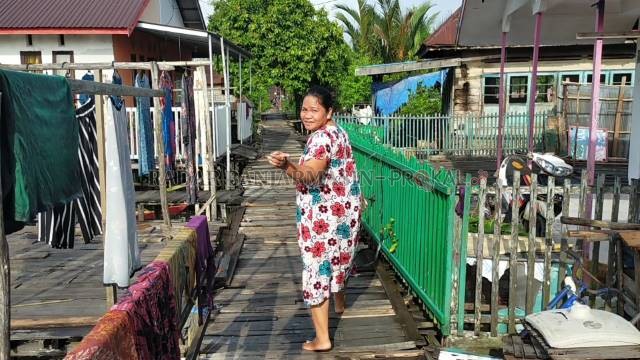 TAMBAL SULAM: Warga Antasan Bondan mengandalkan titian ulin untuk jalan permukiman. Kalau rusak, diperbaiki secara tambal sulam dengan dana urunan dari kantong warga. | FOTO: WAHYU RAMADHAN/RADAR BANJARMASIN