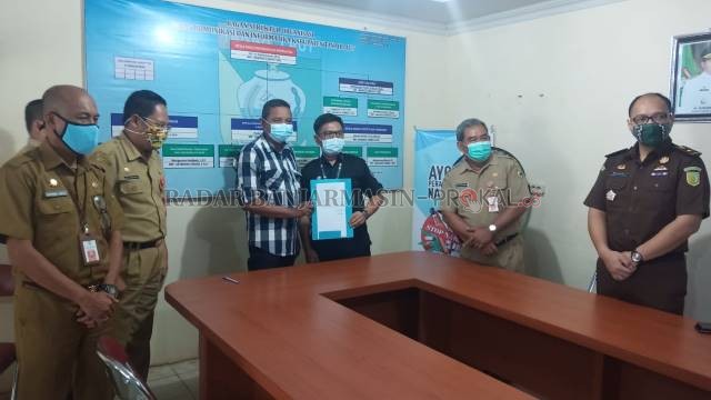 PAKTA INTEGRITAS: Sekda Tala Dahnial Kifli dan Kasi Intel Kejaksaan Negeri Tala Mahardika menyaksikan penandatanganan Pakta Integritas pembangunan jaringan fiber optik di Dinas Komunikasi dan Informatika. | Foto: Ardian/Radar Banjarmasin