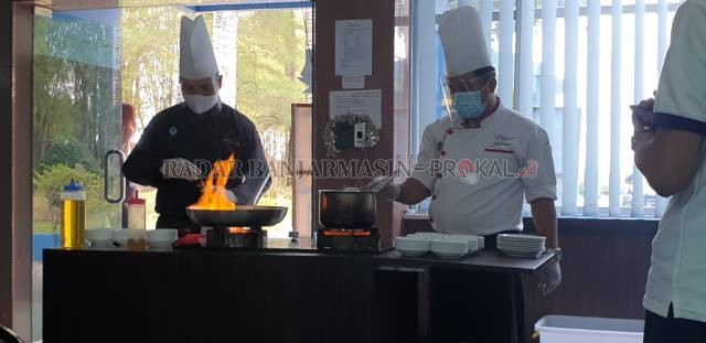MENU EKSKLUSIF: Para chef Hotel Mercure Banjarmasin memasak di lobi gedung Biru Radar Banjarmasin. Manajemen membawa mereka untuk memberi kejutan kepada Dirut Radar Banjarmasin Suriansyah Achmad, kemarin. | FOTO: SUTRISNO/RADAR BANJARMASIN