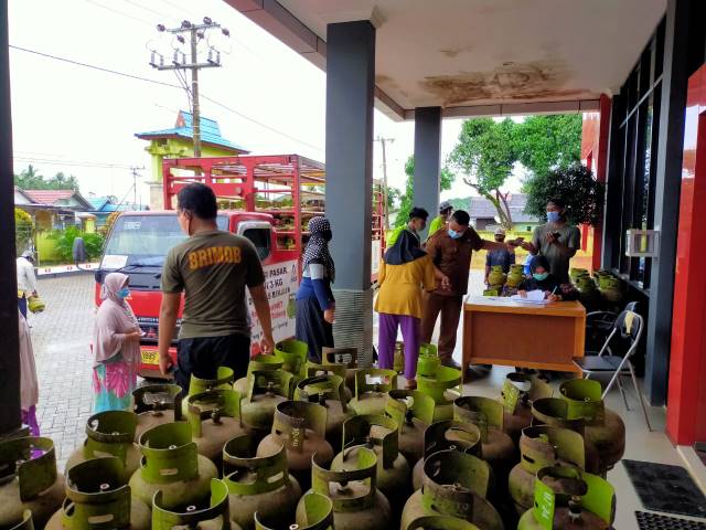 DISERBU: Operasi pasar gas LPG 3 Kilogram di Kecamatan Jorong diserbu warga.