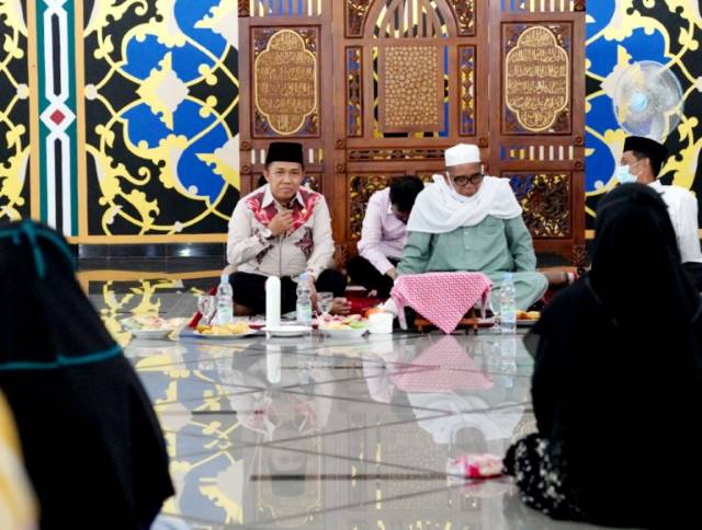 PENGAJIAN MINGGUAN: Bupati Tanbu H Sudian Noor menyampaikan sambutan pada Pengajian mingguan rutin bagi jemaah perempuan kembali dilaksanakan, Jumat (25/9) siang.