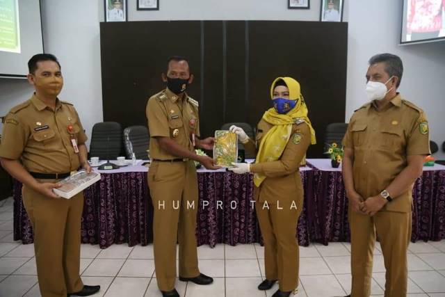 CENDERAMATA: Bupati Tala Sukamta menerima cenderamata dari Wakil Walikota Palangkaraya saat menerima kunjungan kerja.